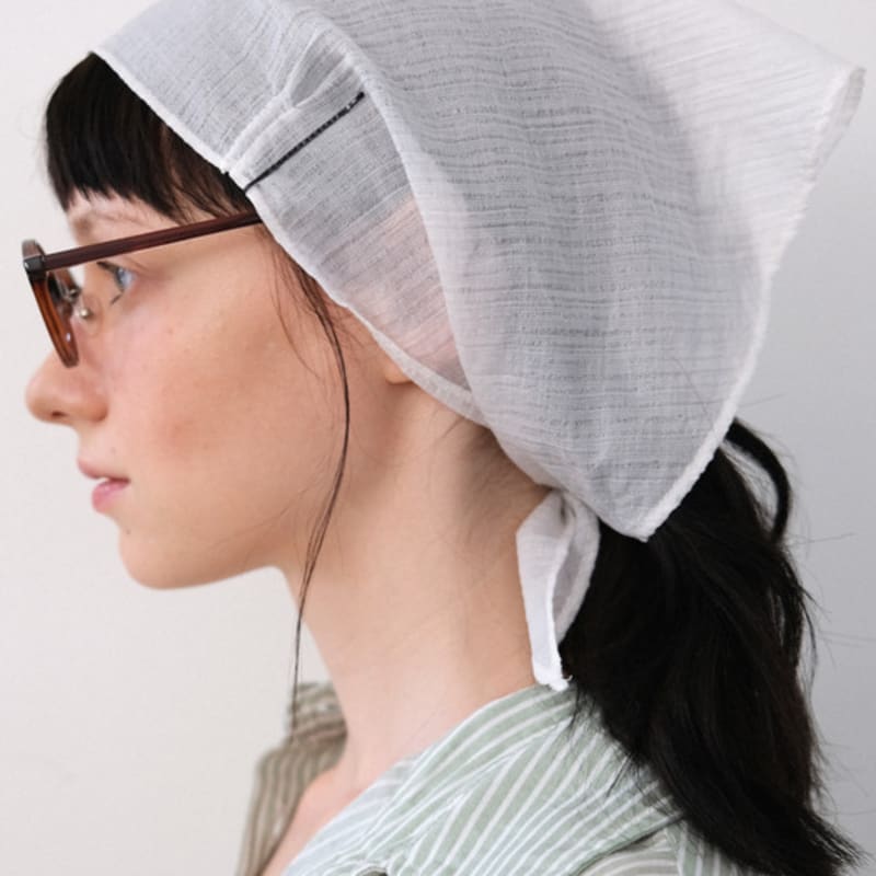 ne Page Stripe Pin-Tuck Scarf (white)