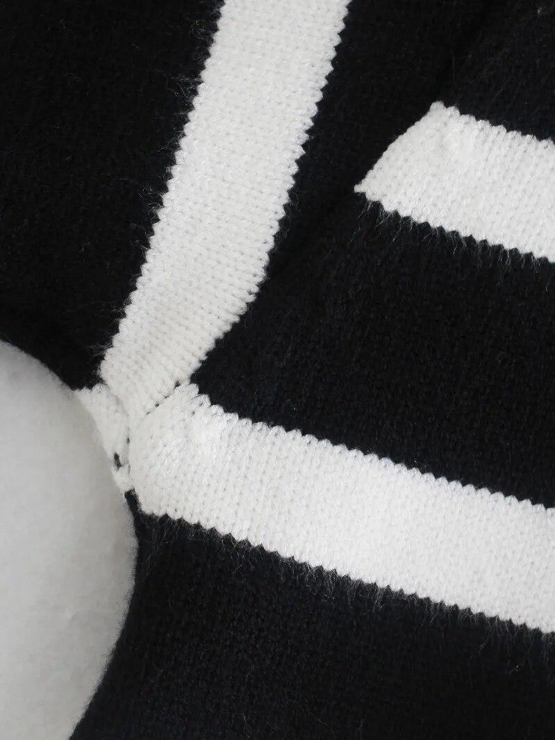 Зимний свитер в черно-белую полоску — фото 7