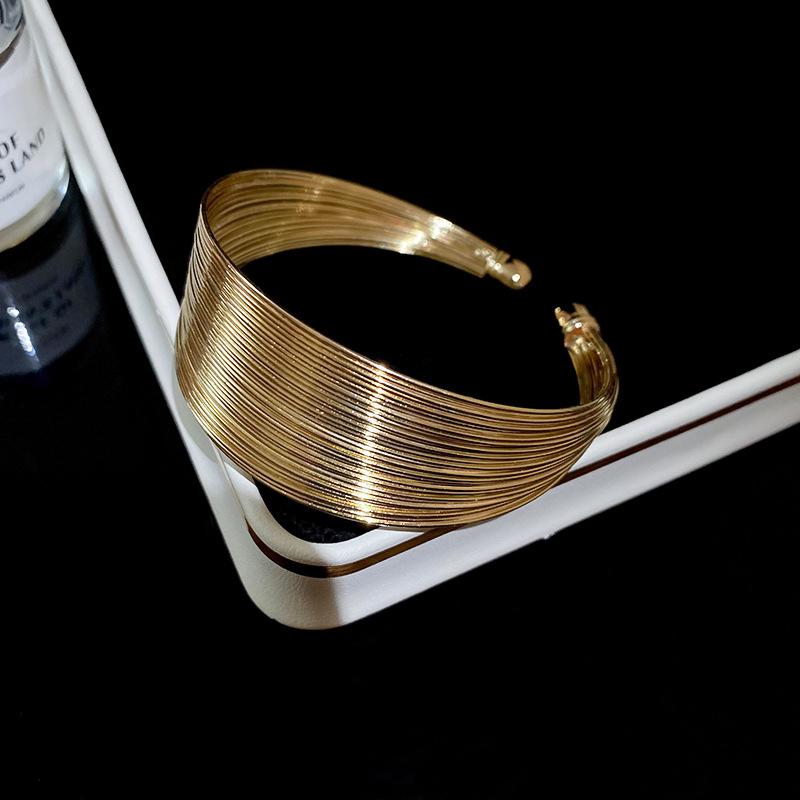 Europäischer & Amerikanischer Stil Geometrisches Mehrlagiges Metall-Halskettenset - Kaltes, Nischen- und Schickes Design für Frauen.