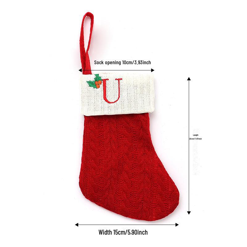 Weihnachtsdekorationen: Rote gestrickte Kinderstrümpfe mit gestickten Buchstaben