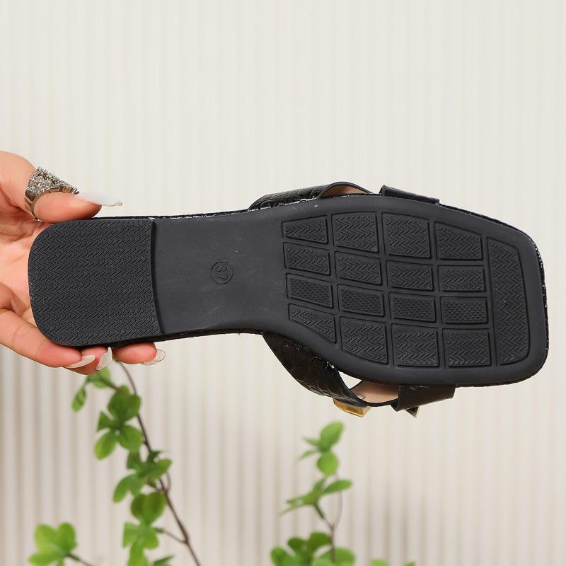 Kapcie damskie na lato 2024, wszechstronne do noszenia na świeżym powietrzu w Europie i Ameryce. Damskie sandały na płaskim obcasie z nitami i kwadratowymi noskami