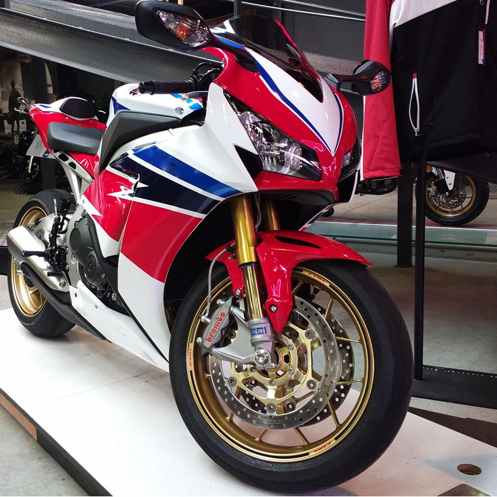 Motorcycle Adjustable Rear View Mirror with Integrated LED Turn Signals Suitable For GSXR600 GSXR750 GSXR1000 K8 K9 2pcs