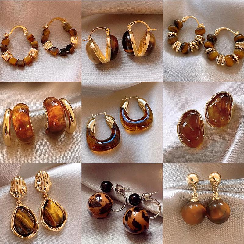 Silver Needle Geometric Stud Earrings: Retro, Light Luxury, Versatile Fashion, Elegant Accessories.