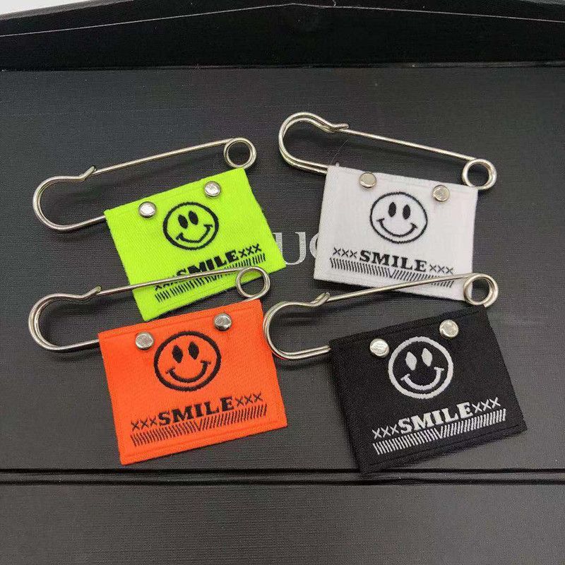

Best-Seller on Douyin Fashion Smiley Waist-Tight Cute Brooch Super cost-effective: 4 (1 for each of 4 colors)