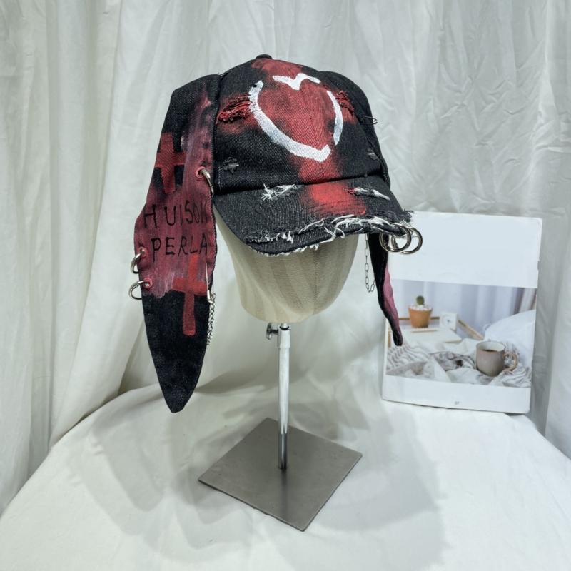Cappellino da baseball in misto cotone effetto invecchiato con pannelli estesi, dettagli in metallo e visiera rivolta in avanti per festival