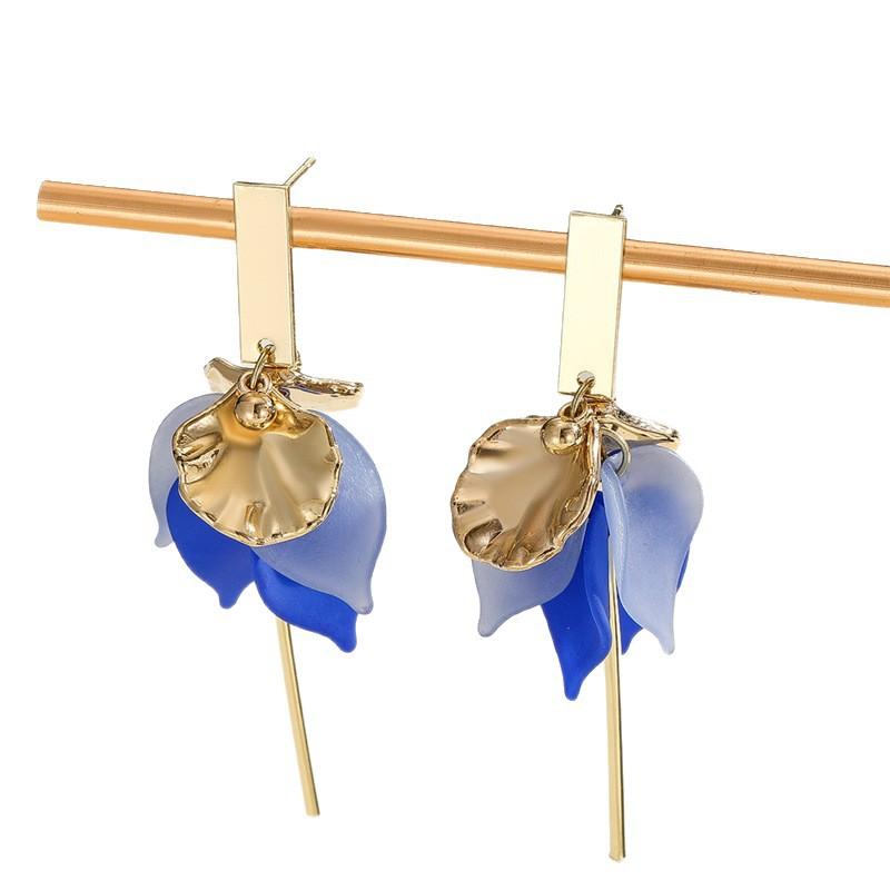 Fashionable Retro-style Resin Flower Earrings with Long Rod Ear Clasps, Exuding An Elegant and Sophisticated Charm.
