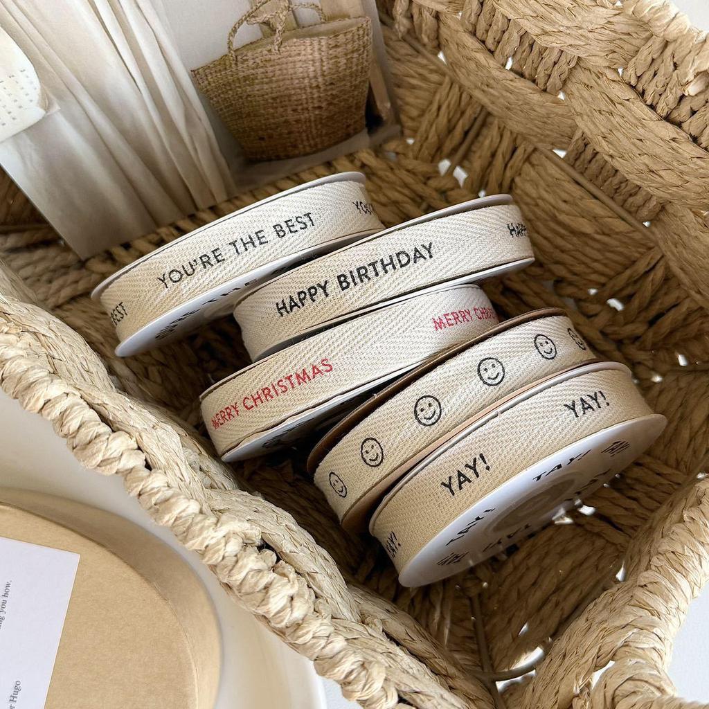 1,5 cm Fiskbensbomullsband med Födelsedagsbokstav & Smiley-ansiktsdesign - Ren Blekt Naturvit Bomullsväv