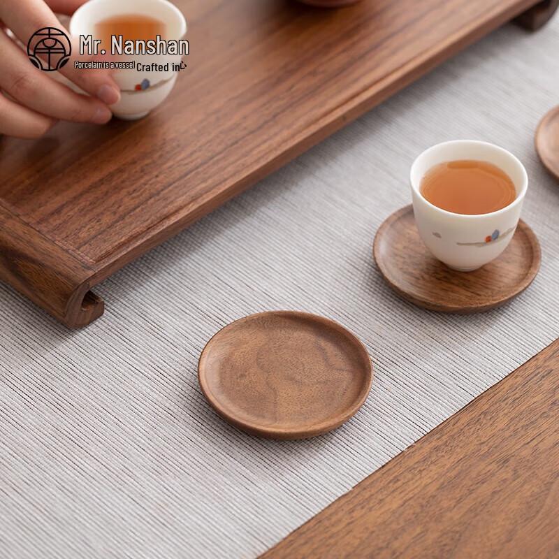 Nanshan Herr. Xingyuan Untersetzer aus nordamerikanischer Walnuss