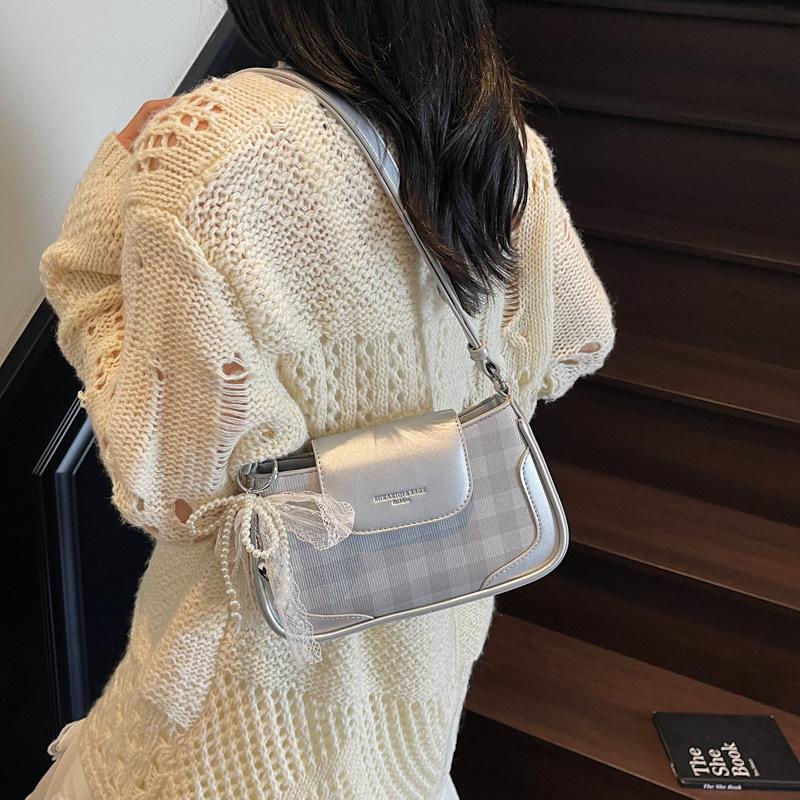 

Niche underarm bag women s popular new textured small square bag fashion messenger women s bag shoulder bag серебряный