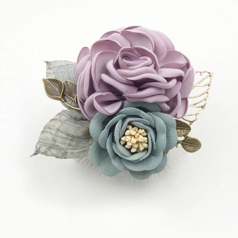 Spilla Corsage Fiore in Tessuto di Lusso per Sciarpe e Maglioni