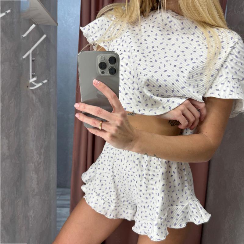 

Жіночий літній повсякденний піжамний комплект з принтом: Топ з коротким рукавом та круглим вирізом і шорти з листя лотоса S білий