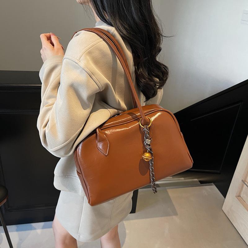 

Retro large-capacity handbag women s 2025 winter new high-end underarm bag niche shoulder bag 31*13*22