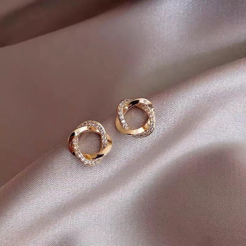 Stylish and simple square high-end stud earrings, women's geometric versatile temperament earrings, elegant and atmospheric earrings.