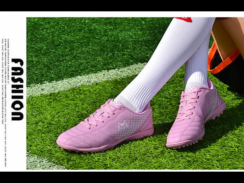 Kinder Fußballschuhe: Koreanische Spikeschuhe für Mädchen und Jungen, rosa Spikedesign für Training und Spiele.