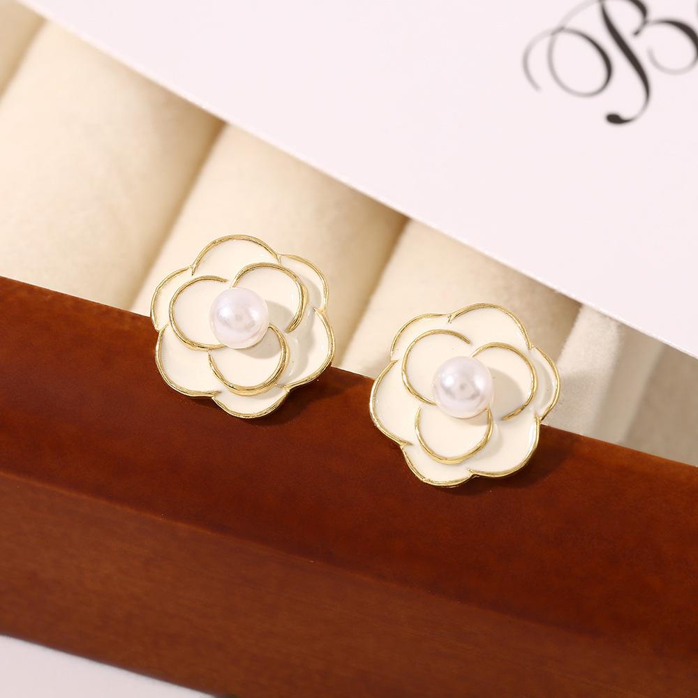 Boucles d'oreilles à tige en perles de fleur de vent parfumées à petite aiguille argentée, boucles d'oreilles légères et luxueuses, style célébrité, style rétro élégant et tendance