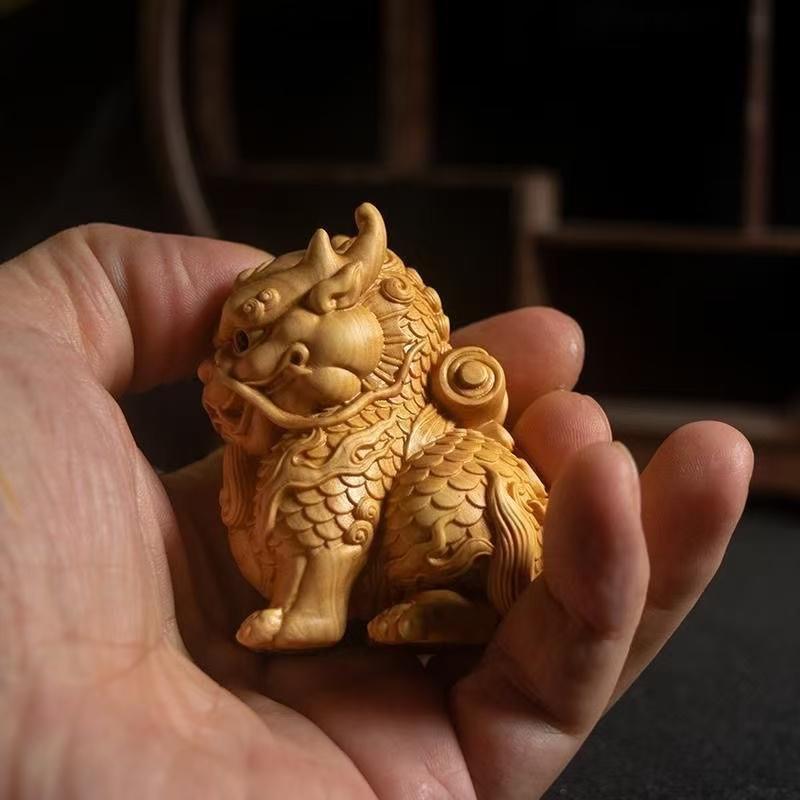 Rzeźba w drewnie Zatwierdzona przez maskotkę Qilin rzeźby figurki Rzeźba z litego drewna Urocza Dekoracja do domu pokoju biura bogactwa szczęścia Feng Shui