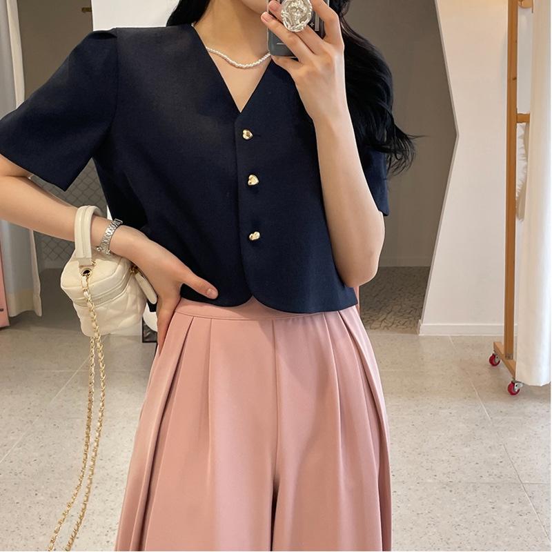 

Korean Chic Knit Jacket with Heart-Shaped Buttons One Size белый