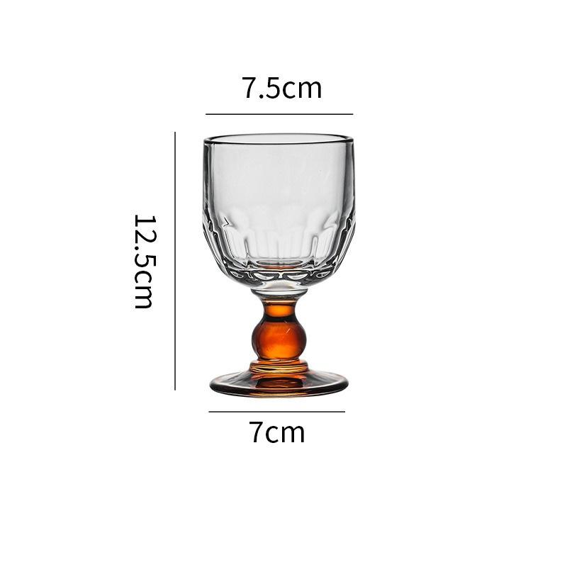 Jednoduché retro křišťálové skleněné kelímky na koktejly, whisky, víno a domácí studené nápoje, džus, průhledné kelímky