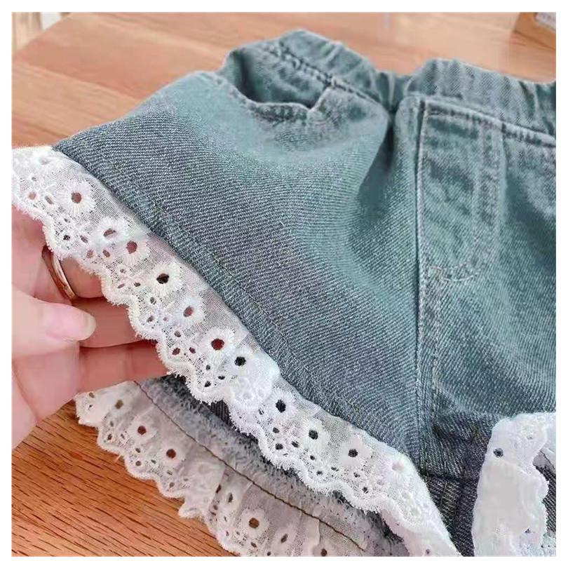 Children's denim shorts medium and large children's baby pants real pocket girls' shorts are sent on behalf of one piece.