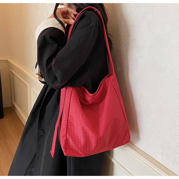 

Stylish Striped Large Tote Bag - Versatile Women s Crossbody for Fashionable Commuting червоний