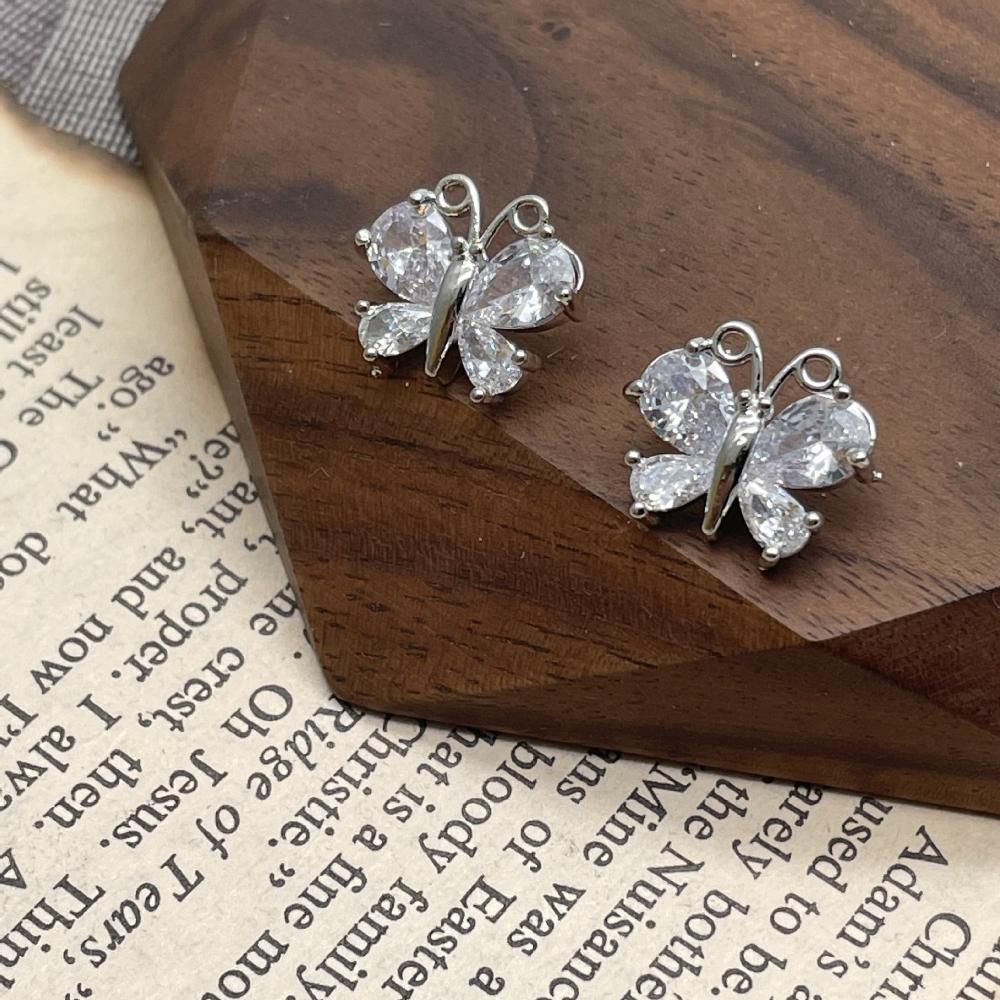 

2pcs Beautiful Butterfly Buttons High Quality Silver Color Metal Artificial Zircon Buttons Clothing Buttons 14.7mm срібний