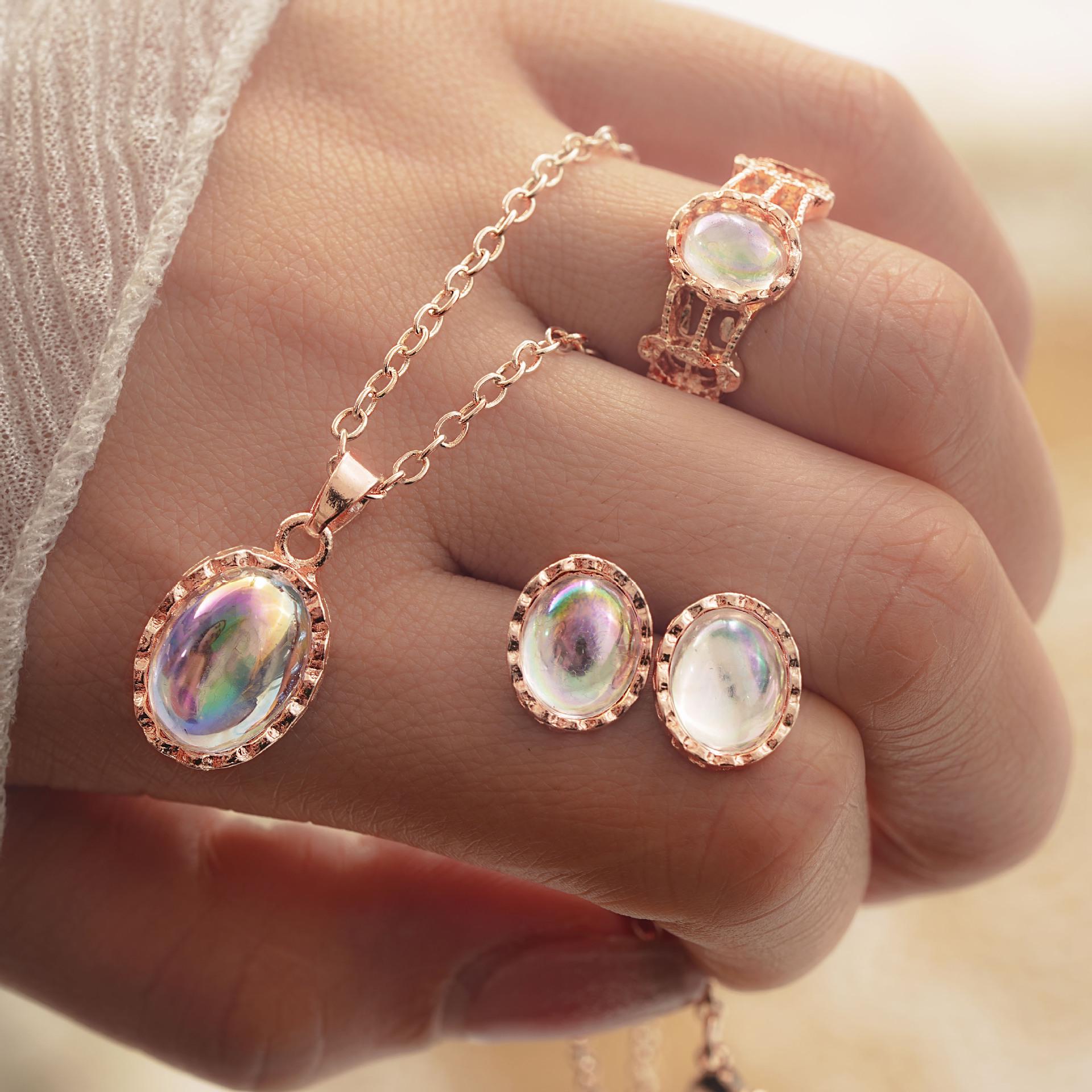 

Комплект модных украшений из драгоценных камней: Ожерелье, серьги и кольцо. Идеально подходит для европейского и американского стилей.