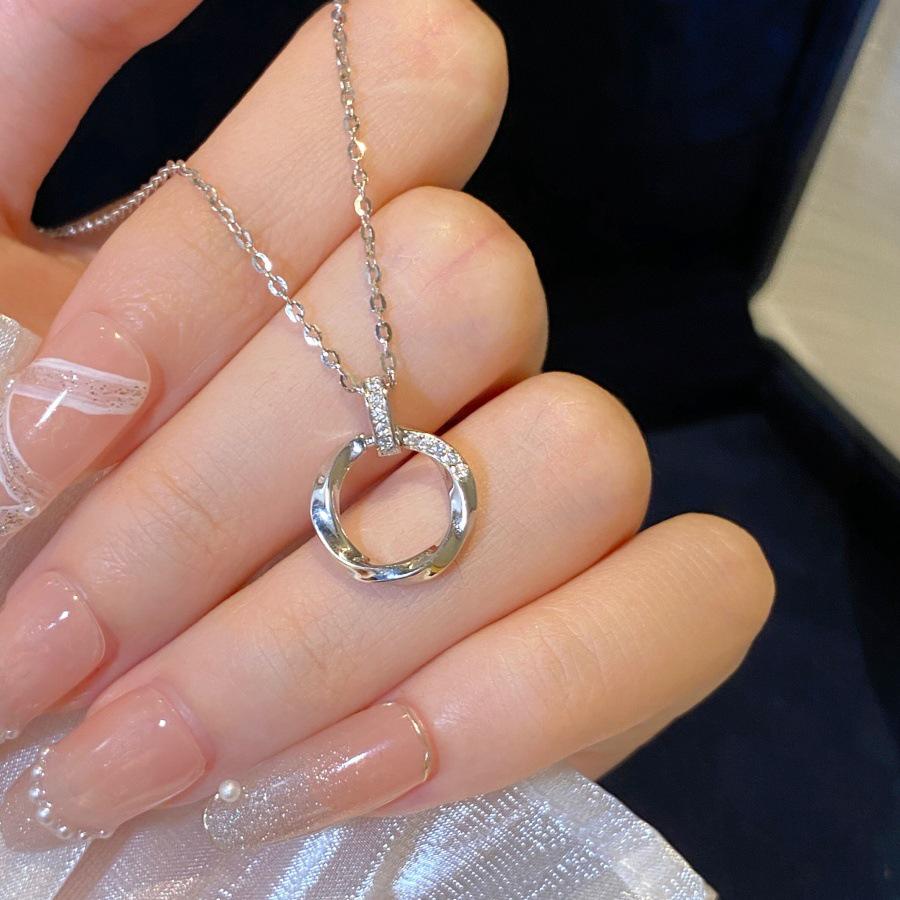 Women's Light Luxury Mobius Ring Clavicle Chain Necklace – Stylish, Niche Design Accessory