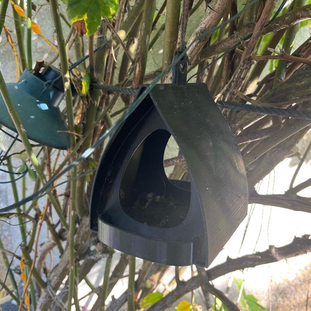New Durable Plastic Outdoor Suspended Bird Feeder with Drain Hole At The Bottom Simple and Lightweight Design