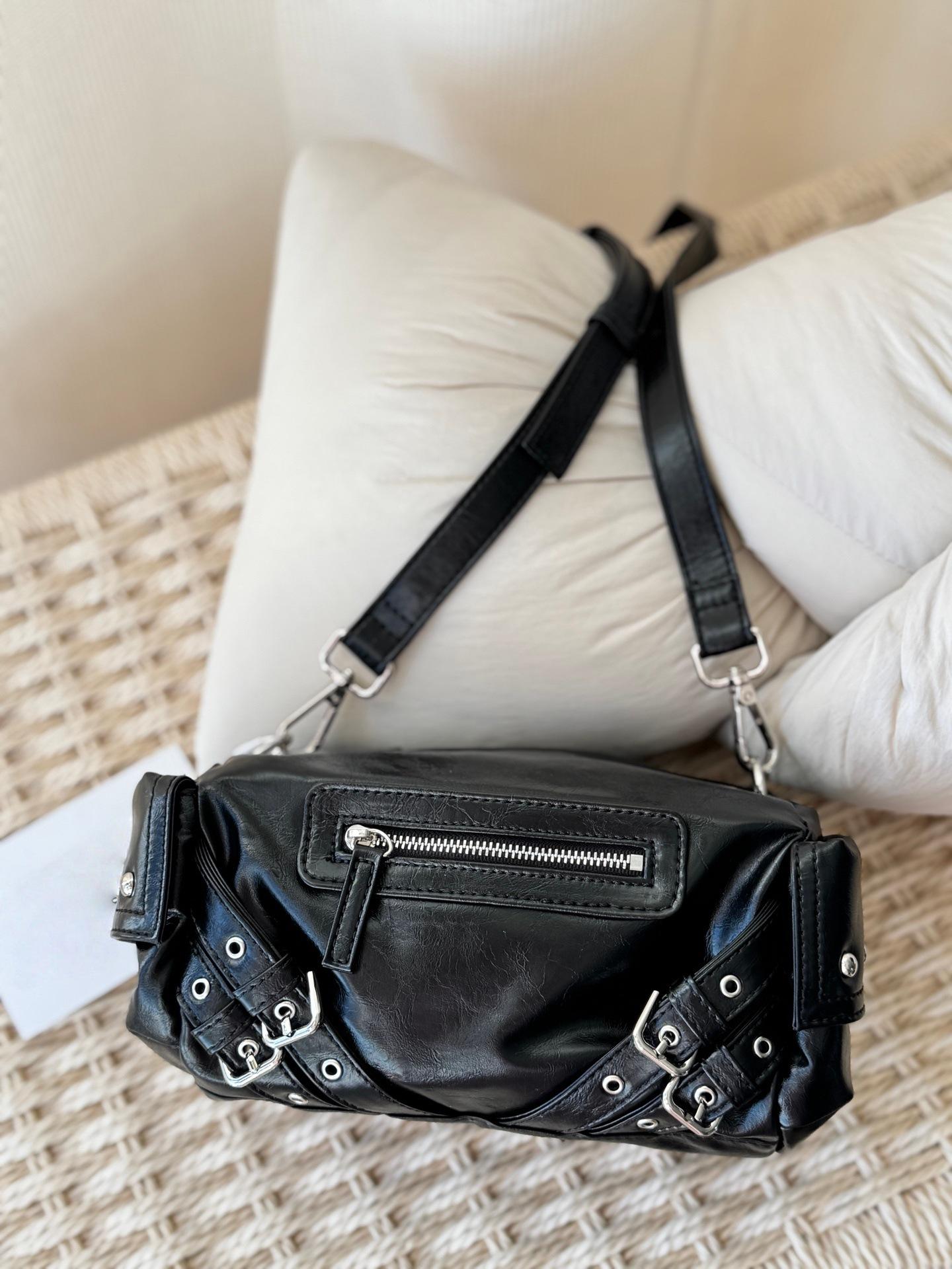 

Retro Versatile Metal Rivets Large Capacity Locomotive Bag Sweet Cool Spice Girl Style Portable Shoulder Messenger Bag Bag Bag 19*8*13 чорний