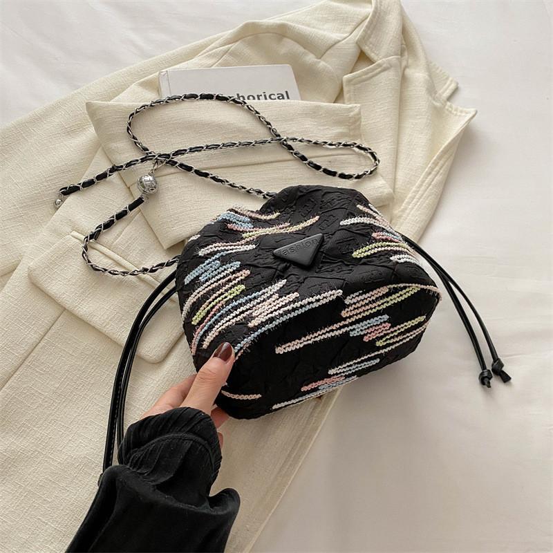 Chic Minimalist Summer Bucket Bag With Durable Canvas For Fashionable Outings