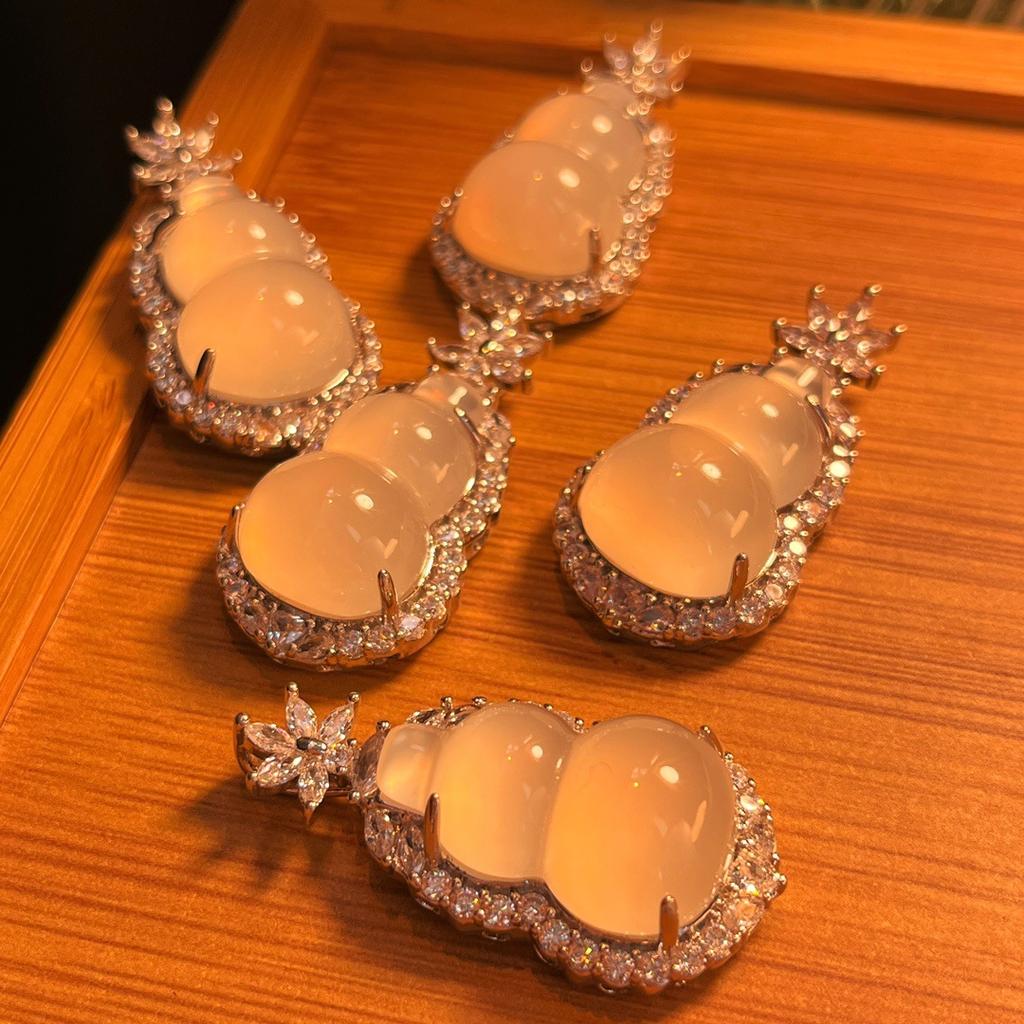 Jade White Ice Light Natural White Chalcedony Pendant Agate Pendant, Real Shot