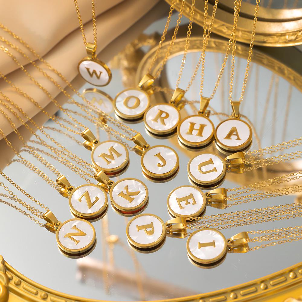 Naszyjnik ze stali tytanowej Wenjian biały okrągły z literą angielską - koreański styl cold, uniwersalny, lekki luksus, moda dla kobiet