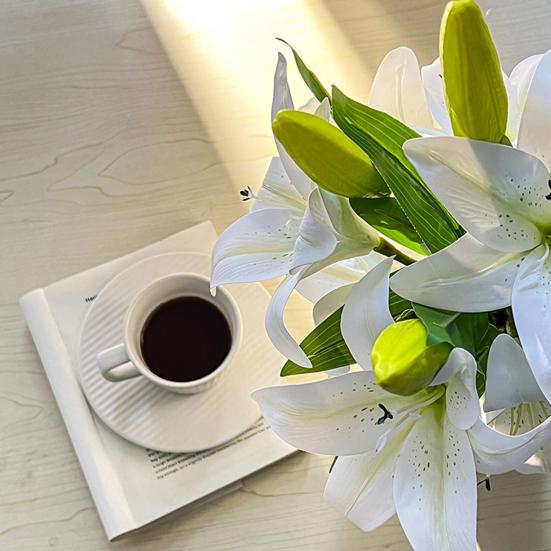 Artificial Lily Flowers with 2 Heads Full Bloom And 1 Bud Long Stem Fake Lilies Bouquet for Wedding Floral Arrangements Spring Home Table Centerpiece