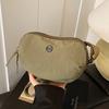 Multi-color shoulder bag with the same shoulder messenger bag will be sent on behalf of the new niche portable high-end large-capacity trend.