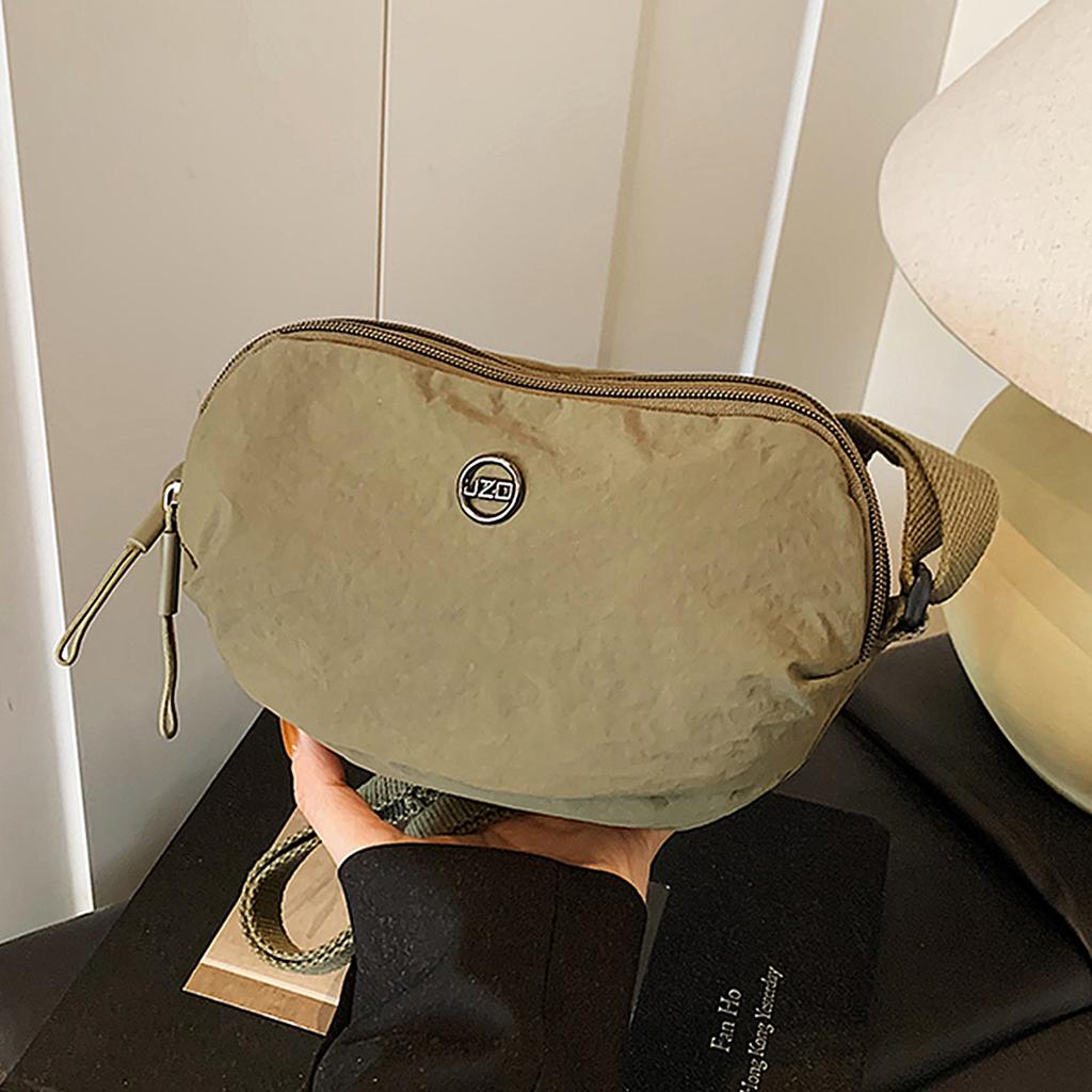 Multi-color shoulder bag with the same shoulder messenger bag will be sent on behalf of the new niche portable high-end large-capacity trend.