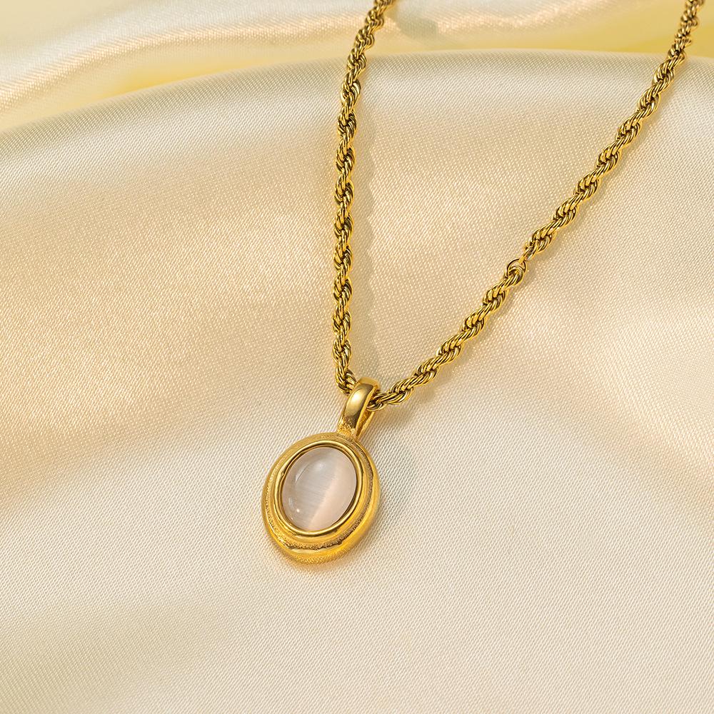 European Retro Black Agate Mother-of-Pearl Clavicle Necklace for Women - Light Luxury High-End Temperament.