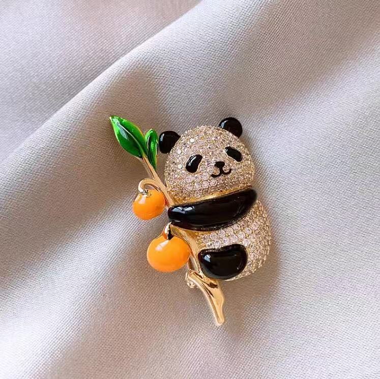 

Fashion Panda Holding Balloon Brooches for Women Enamel Animal Plant Lapel PinsSuit Casual Party Accessories Gift золотистый