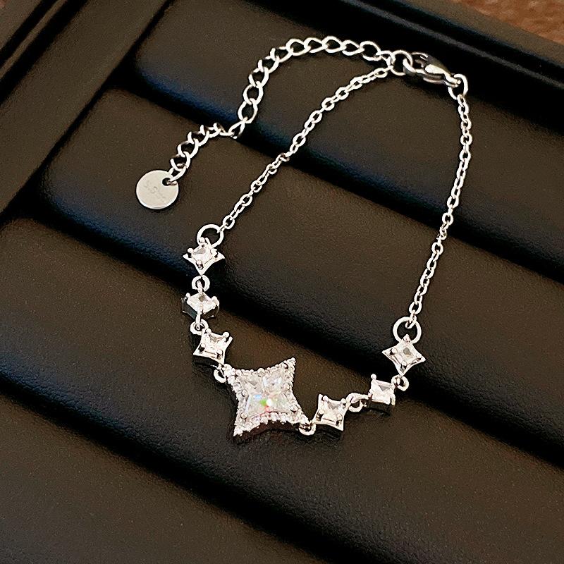 Simple round zircon star pendant necklace exquisite personality high sense collarbone chain light luxury fashion unique item