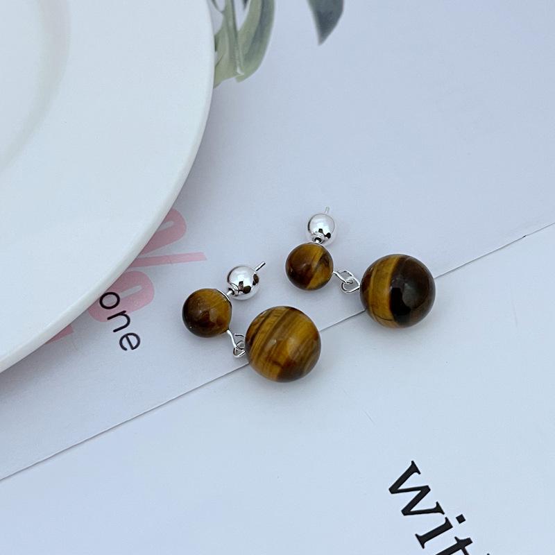 

Элегантные серьги с тигровым глазом и белым шариком: Дизайн ниши «легкая роскошь».