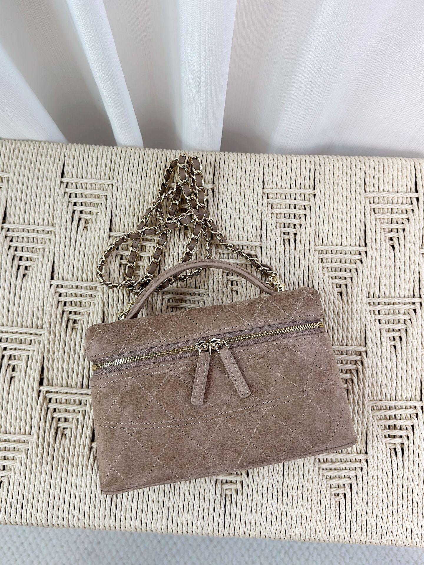 

Small Salmon Leather Handbag With Hemp Rope And Wooden Beads Single-Shoulder Leather Phone Bag Small Square Bag Single-Leaf Buckle Carry Bag For Women 19x12x5cm серый