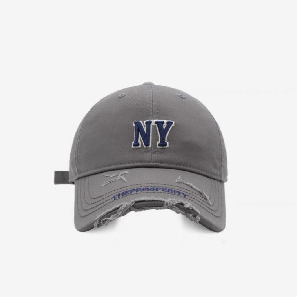 Eine Baseballkappe im koreanischen Street-Fashion-Stil mit Buchstabenstickerei für Damen und Herren und Eine Kappe mit perforiertem Schirm, die das Gesicht kleiner erscheinen lässt