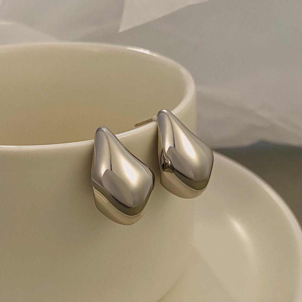 New Retro High-end Hollow Earrings Women's French Trend Gold-plated Light Luxury Temperament Plain Ring Earrings Women