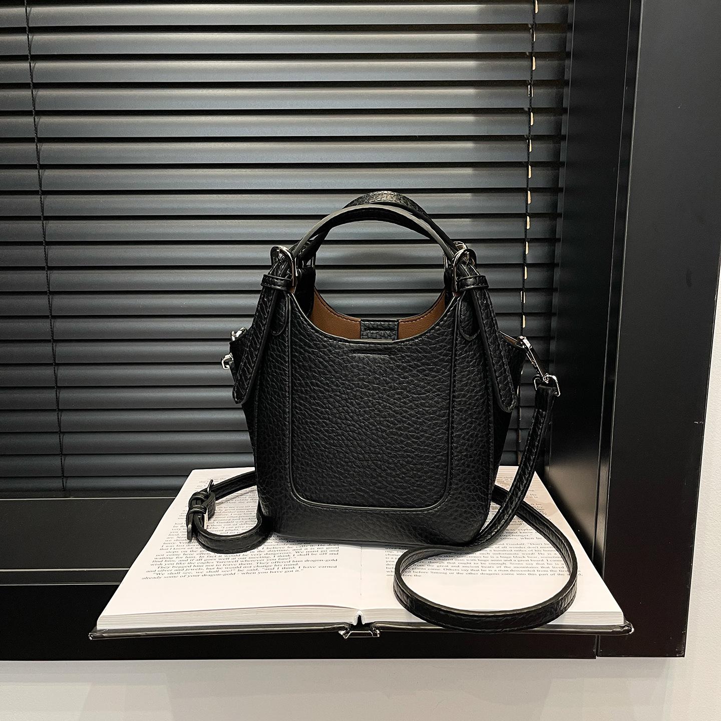 

Niche design casual personalized bucket bag fashion trend texture shoulder bag 2025 autumn and winter women s messenger bag чёрный