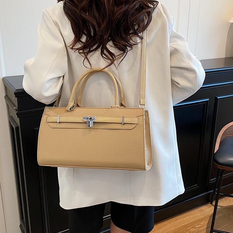 Soft Elegant Women Handbag Internal Solid Color Design And Decoration Lock