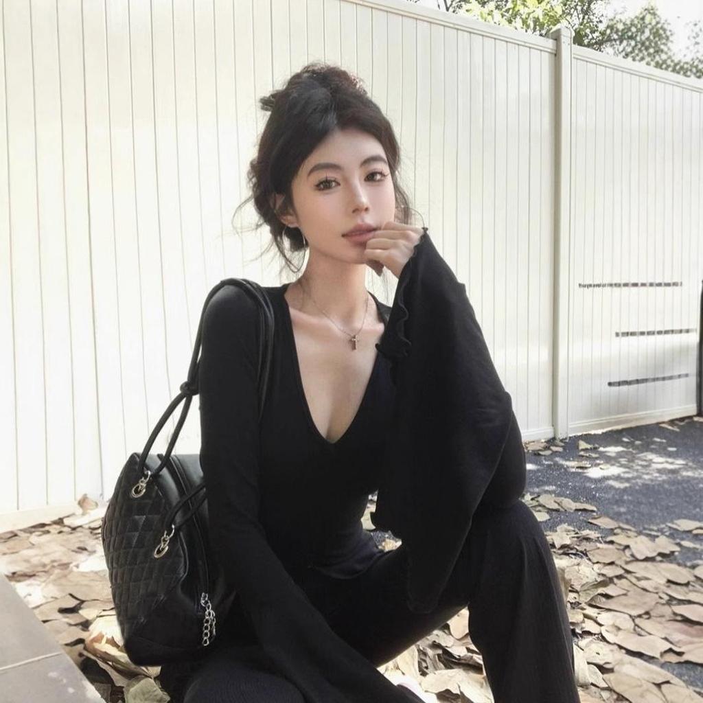 American Spicy V-neck Bell Sleeve Slimming Black T-shirt for Women