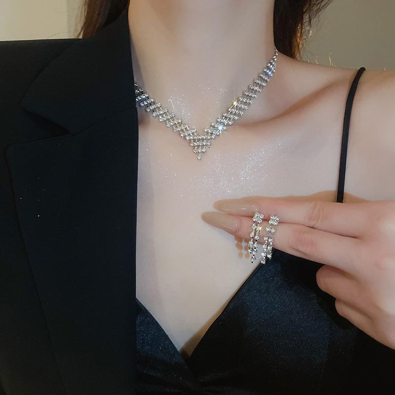Light luxury diamond-encrusted water drop necklace, fashionable personality, heavy industry neck chain, bridal evening dress, high-end accessories