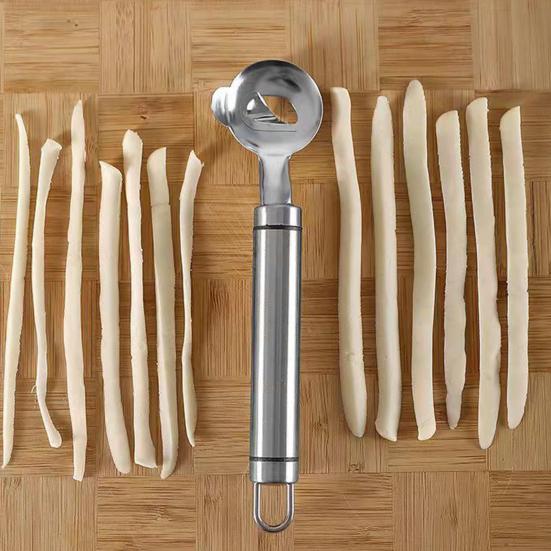 Nudelteigschneider mit Aufhängeloch Edelstahl Manuell Pasta Teigschneider für gleichmäßiges Nudelschneiden Gemüsehackmesser Küchenhelfer
