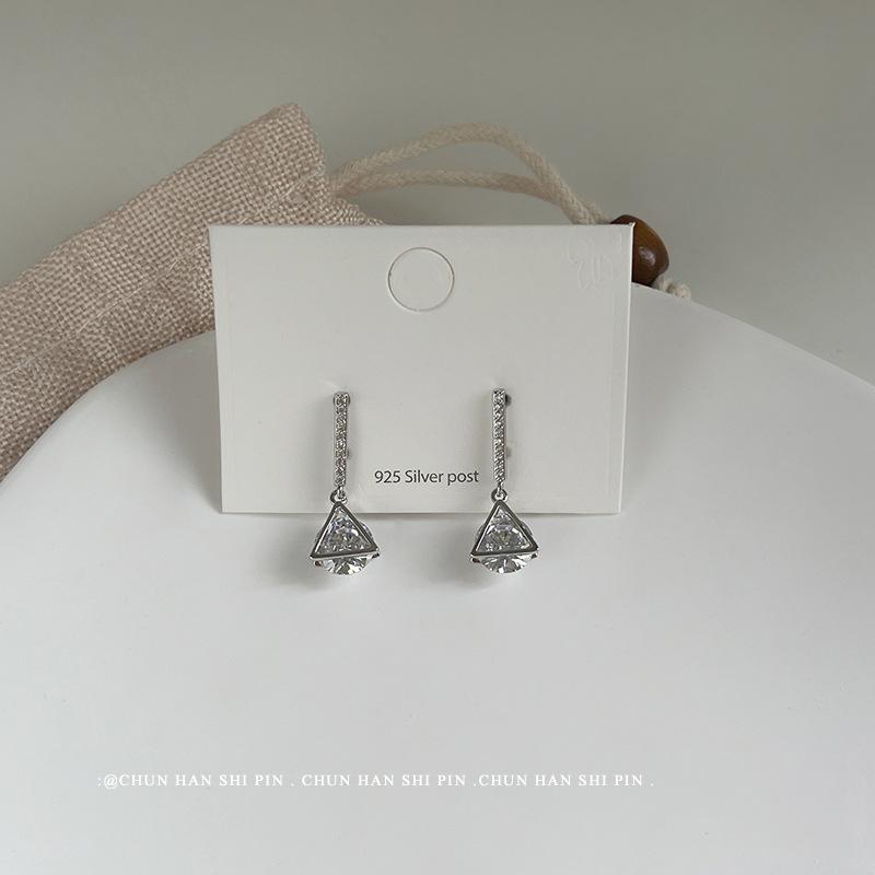 

Mosquito coil disc, earclips, triangular zircon earrings, high-end design sense, simple earrings, super flash zircon earrings, women s no earrings.