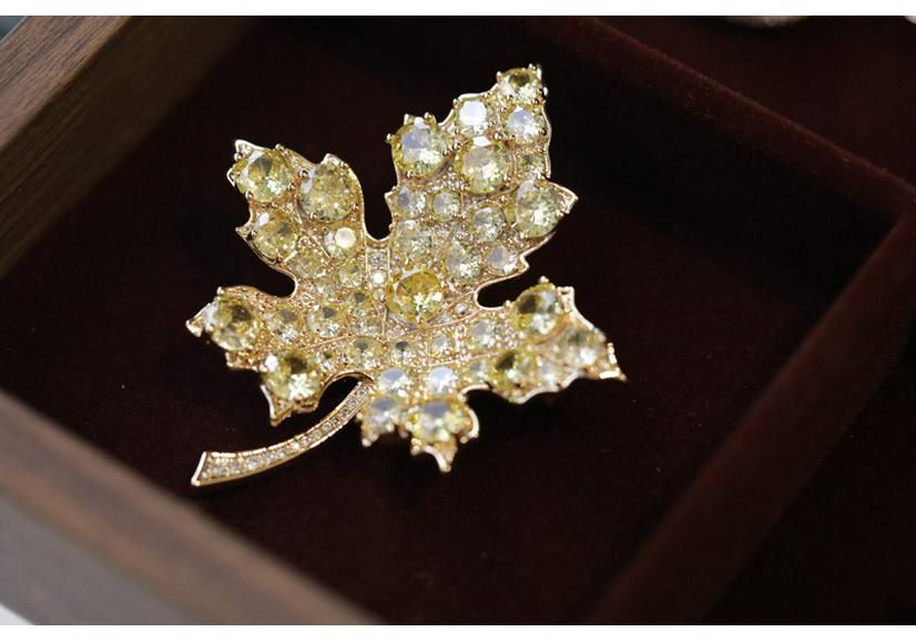 Bo Xin Yun Women s High-end Exquisite Red Maple Leaf Brooch – Elegant Fashion Accessory