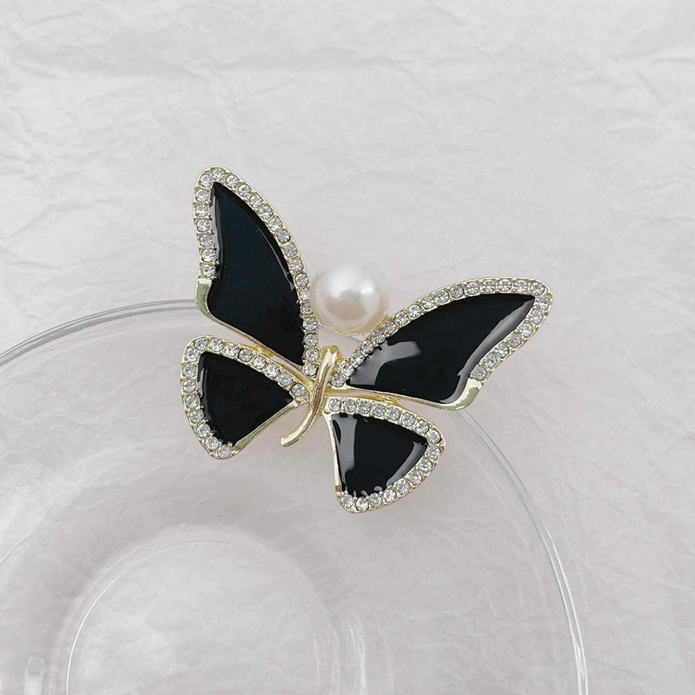 

Элегантная брошь-бабочка — универсальное ювелирное изделие из сплава с бриллиантовыми акцентами, идеально подходит для корсажа одежды и аксессуаров, защищающих от воздействия внешней среды